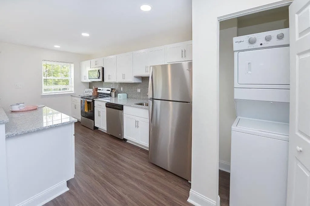 Kingswood Apartments & Townhomes — Photo 3