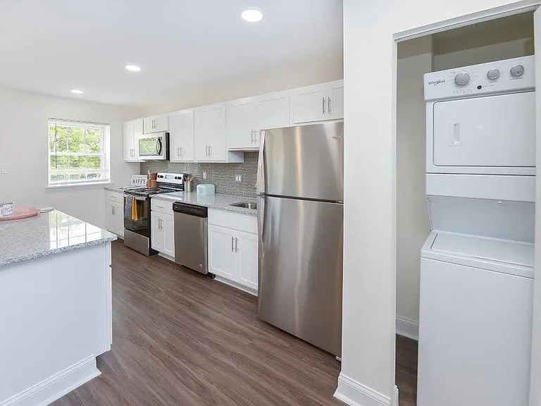 Kingswood Apartments & Townhomes — Photo 3