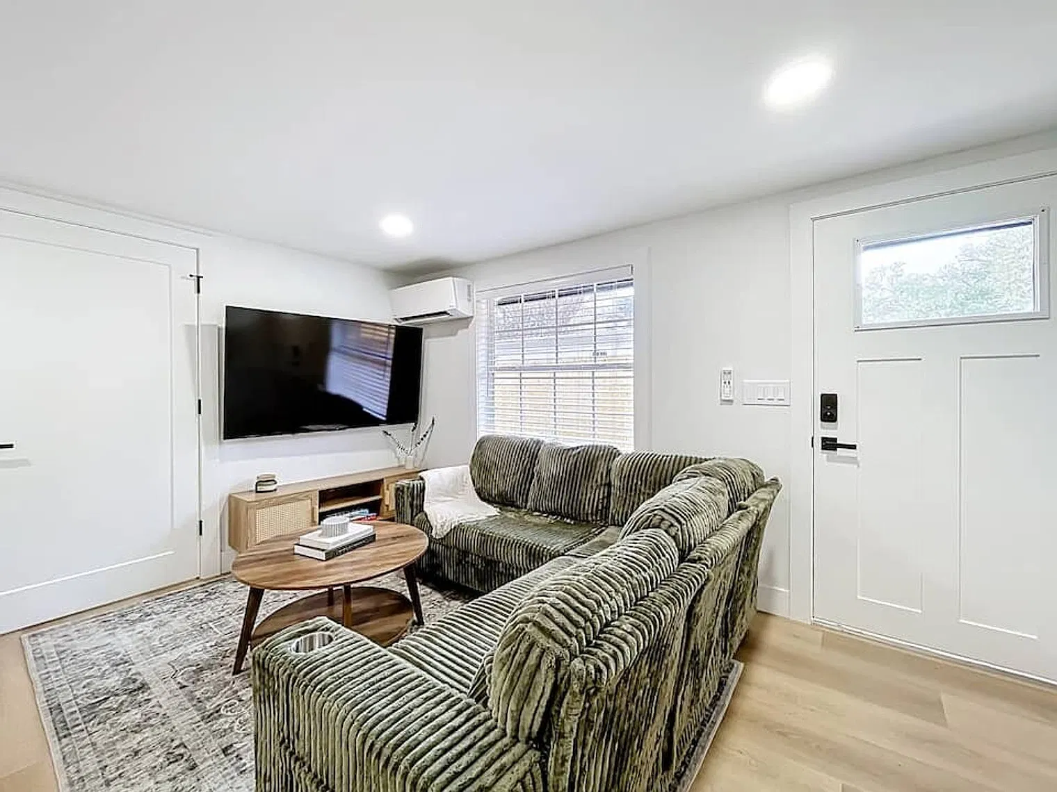 3 bed, 2.0 bath, $5,411 — Photo 2