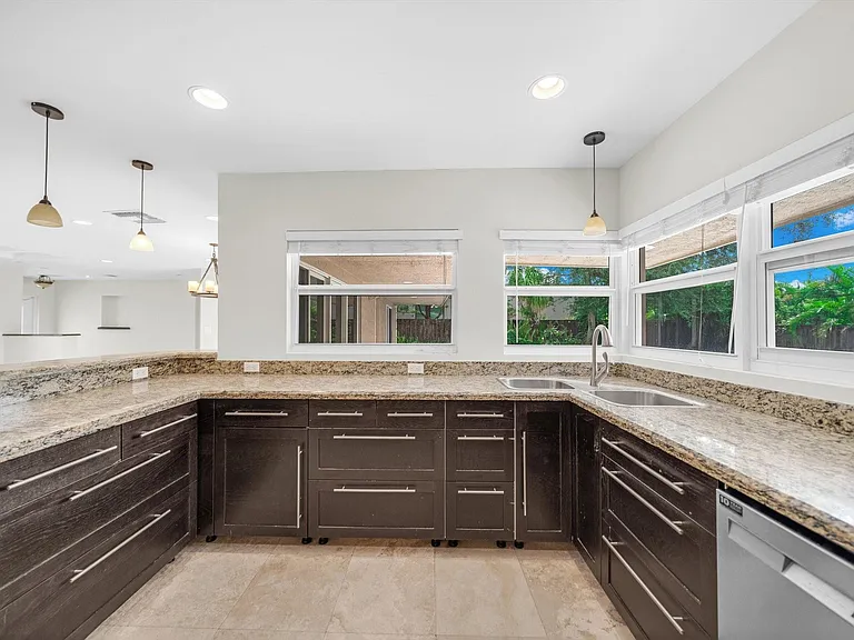 4021 Bayview Dr — Photo 19