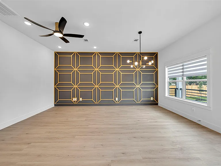 4834 Higgins St #B — Photo 3