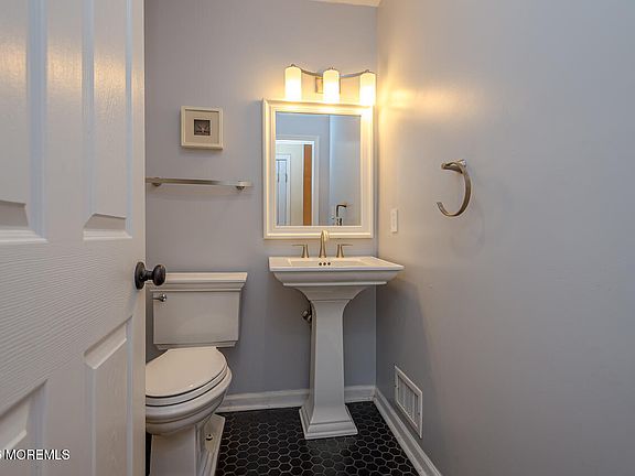 5th image of 128 Heron Court