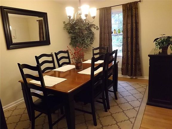 5th image of 8 Peachtree Ln
