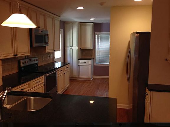 5th image of 325 Hicks Dr SE