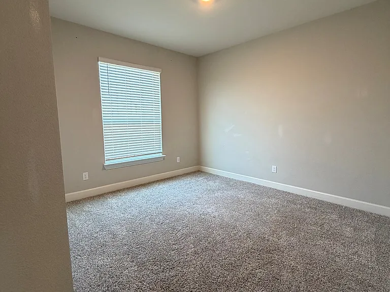 925 Emerson Dr — Photo 10
