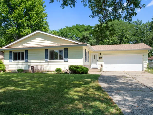 873 Yorkshire Ln, Crystal Lake, IL 60014