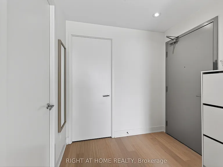 322 Dupont St #806 — Photo 2