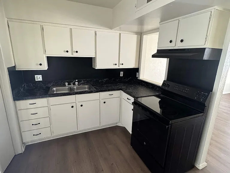 Apache Apartments — Photo 8