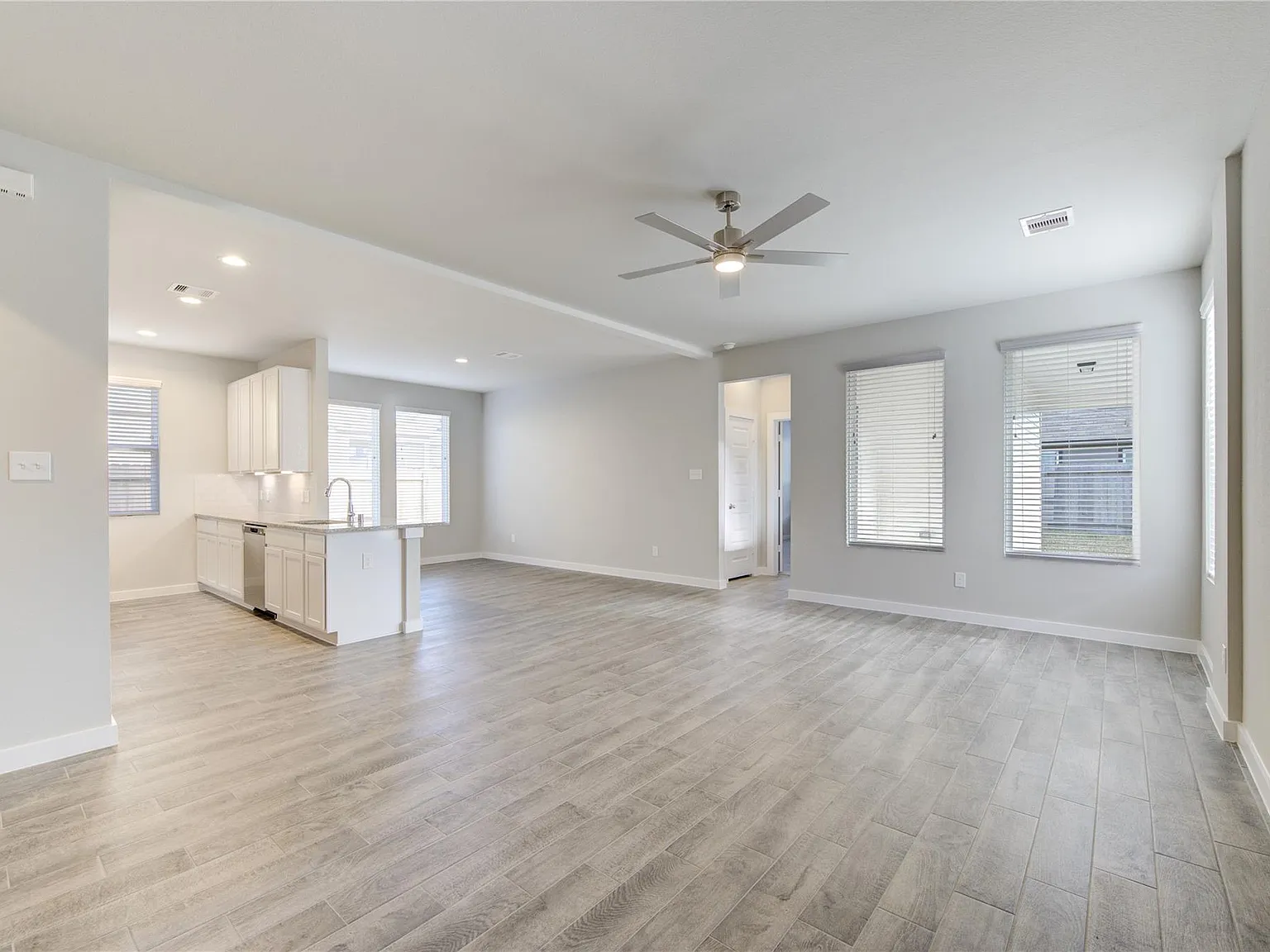 4 bed, 3.5 bath, 2347 sqft, $2,450 — Photo 4