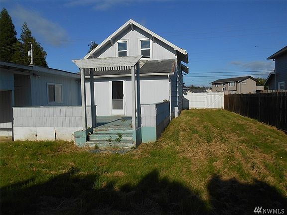 4th image of 828 Altenau St