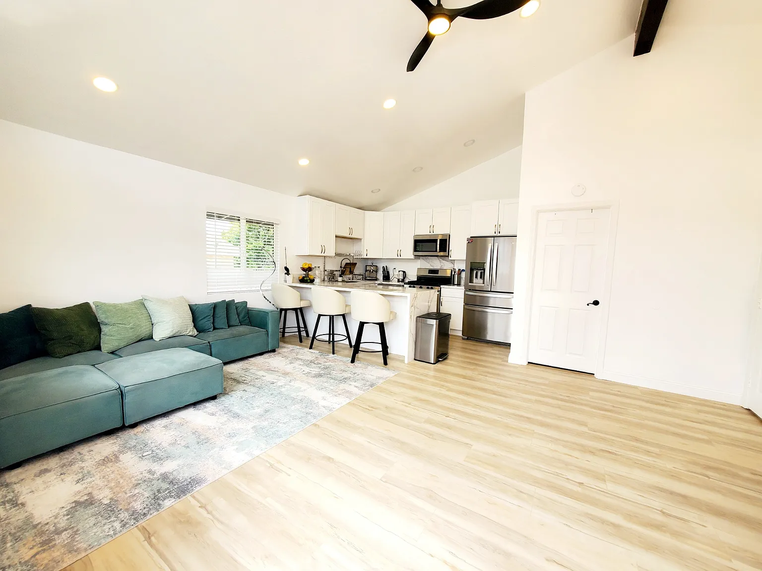 3 bed, 1300 sqft, $3,600 — Photo 2