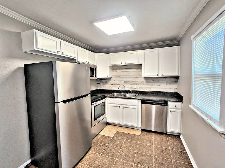 1504 Oakwood Ave NE — Photo 4