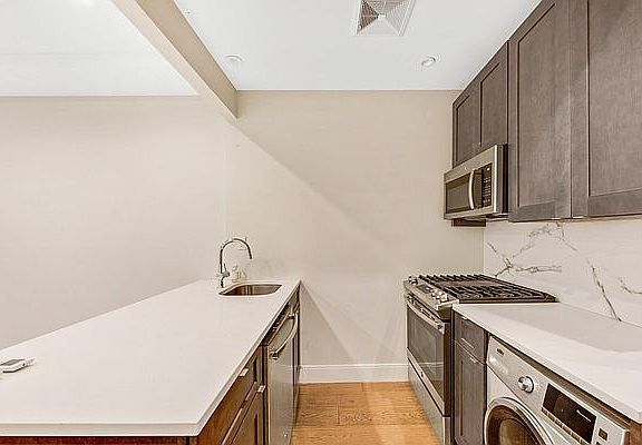 4th image of 223 E 74th St #4E