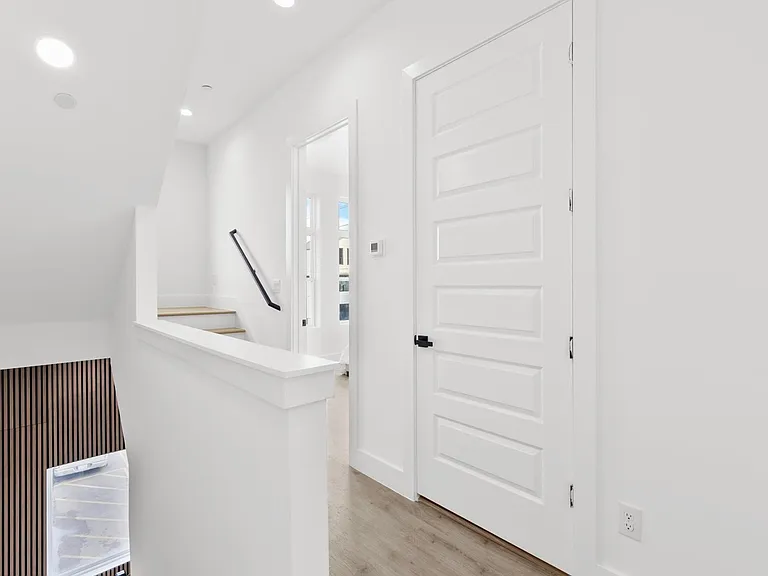 723 W 10th St #108 — Photo 16