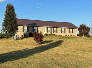 915 Red Oak Ln, Dandridge, TN 37725