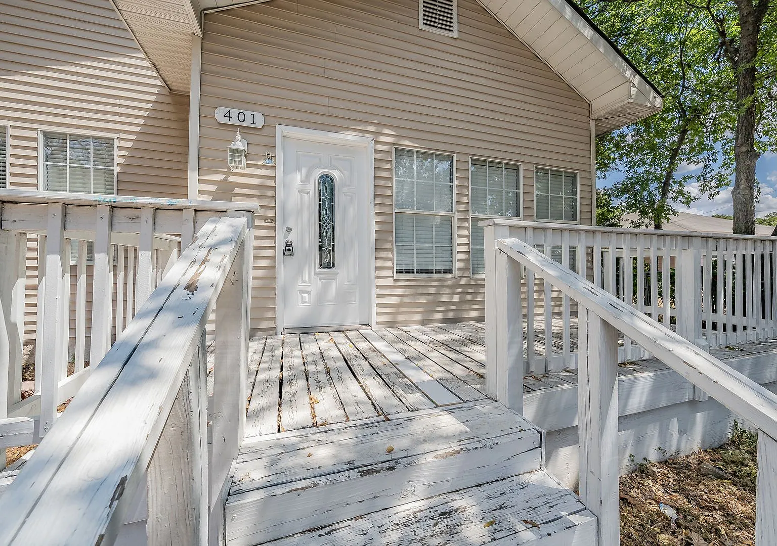 Single story 3 bedroom with an abundance of light. Lawn care included — Photo 3