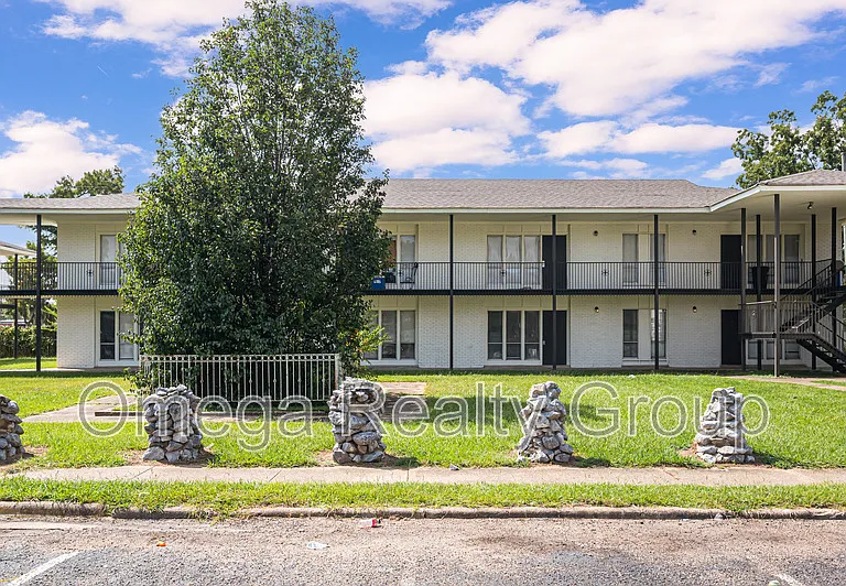 South Court Apartments — Photo 1