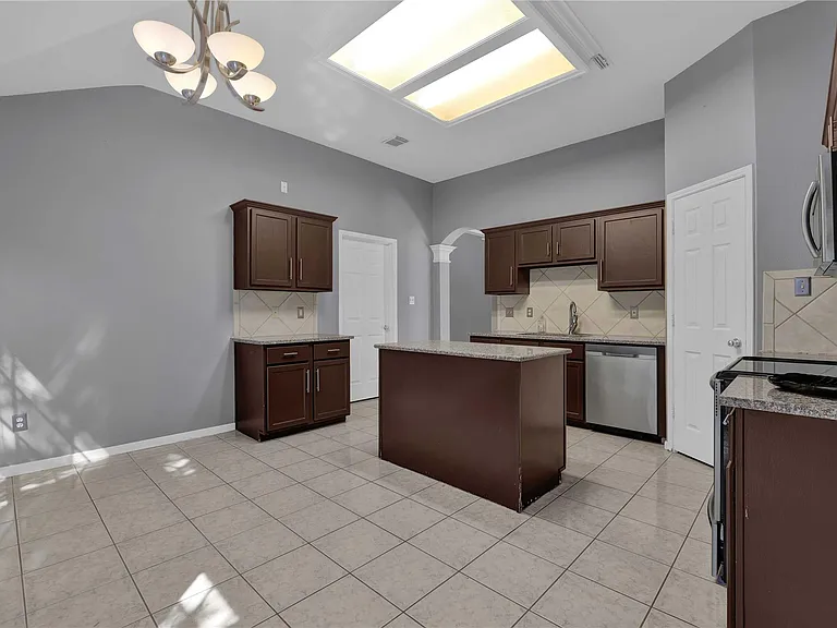 27186 Kings Manor Dr S — Photo 14