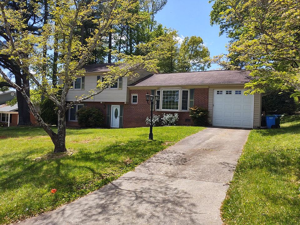 Comfortable Single Family Residential Neighborhood Living In Bent Creek