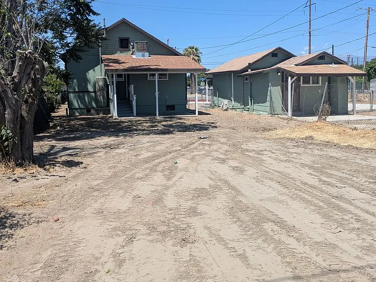 386 N Mount Vernon Ave — Photo 32