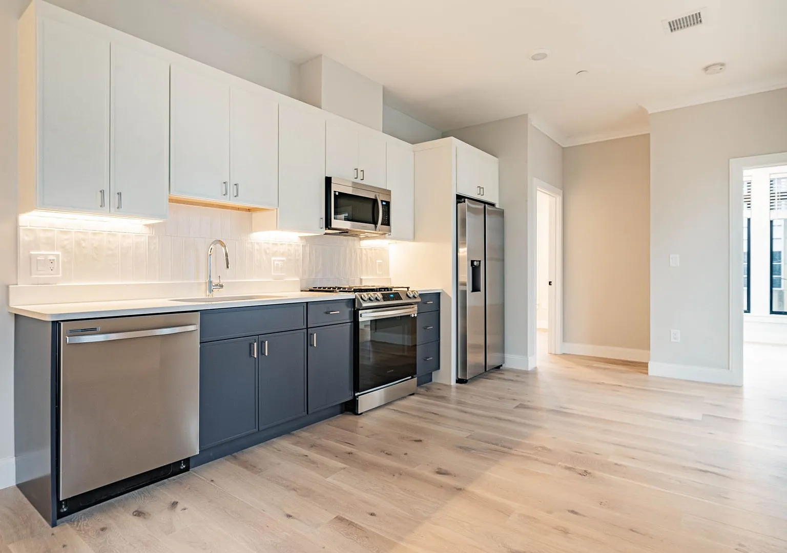 2 Months free! Modern, Pet-Friendly 4.5 Bed/3 Bath in Allston with Washer and Dryer in Unit — Photo 3