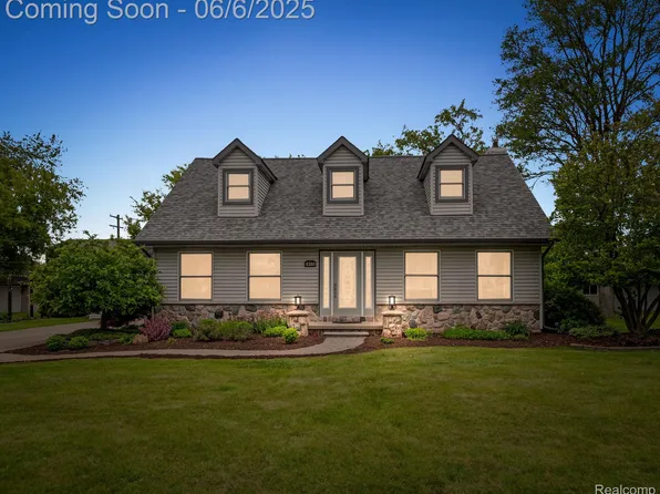 8380 Cooley Beach Dr, White Lake, MI 48386