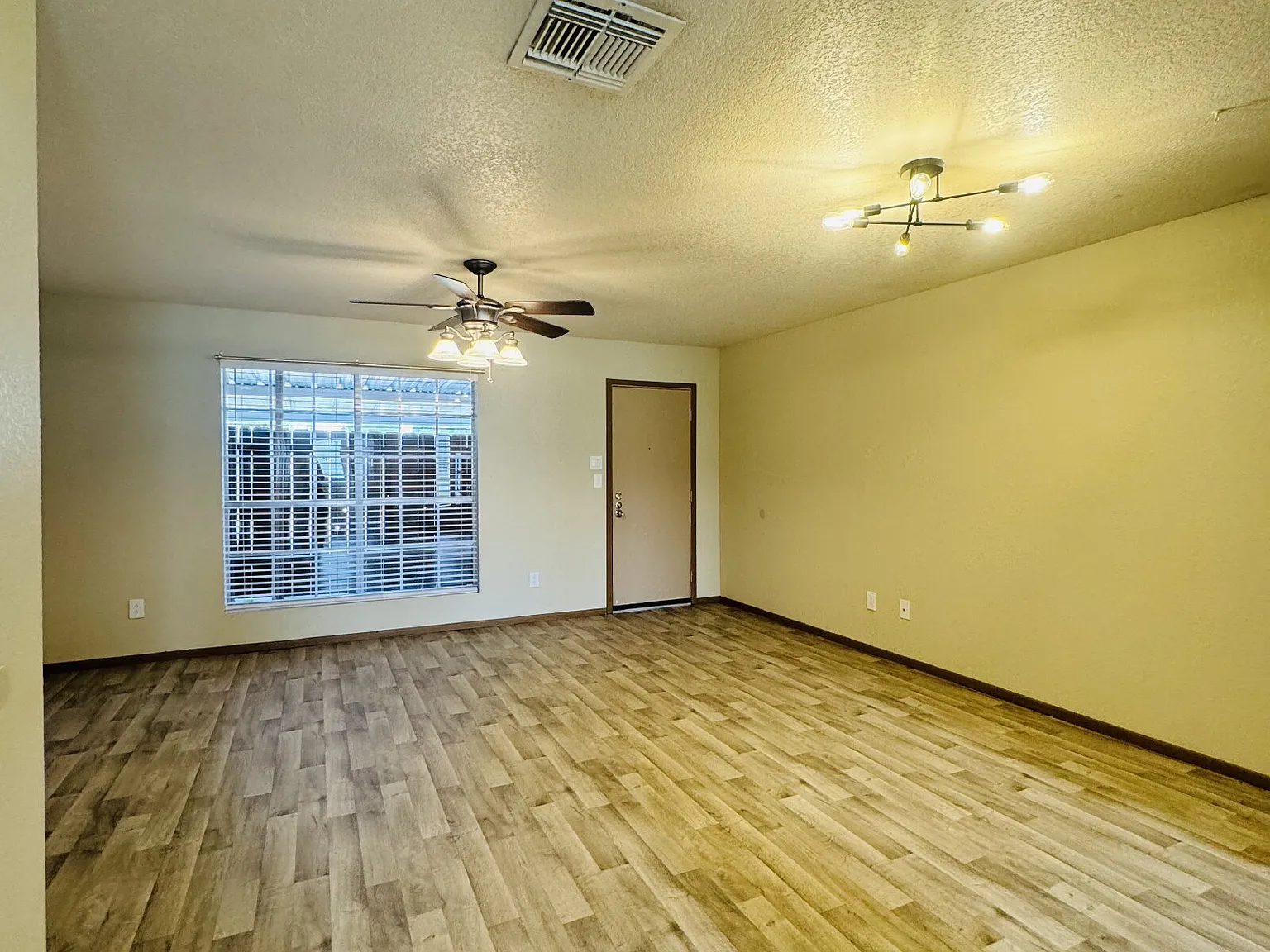 2 bed, 2.5 bath, 1088 sqft, $1,400 — Photo 4