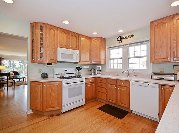 3rd image of 1046 Wheaton Oaks Dr #0