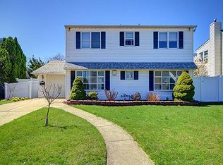 24 Picture Ln, Hicksville, NY
