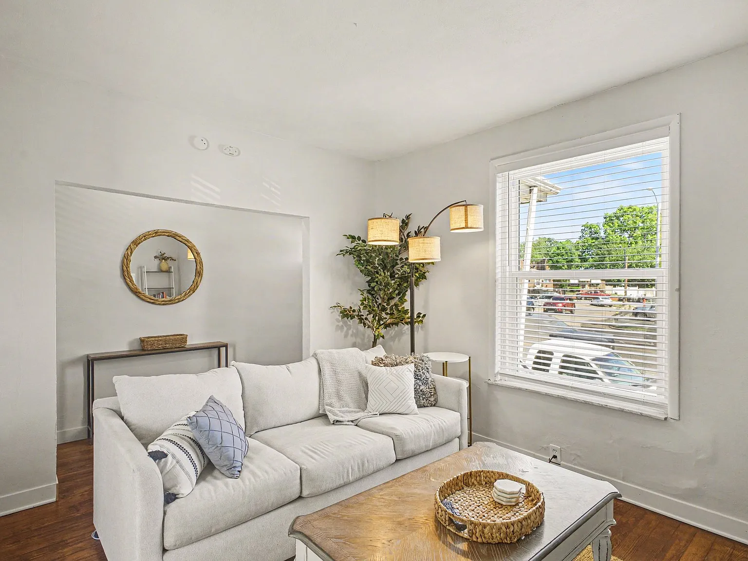 2 bed, 900 sqft, $2,000 — Photo 2