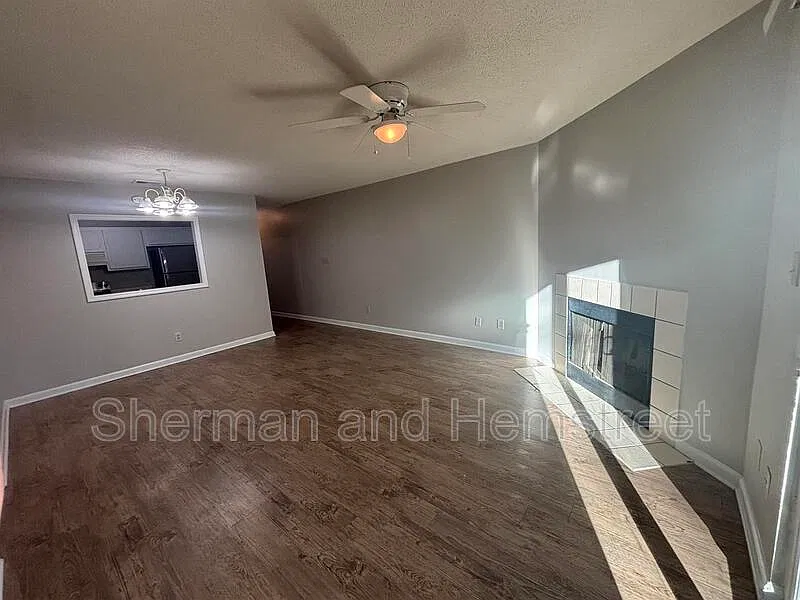 3 bed, 2.0 bath, 1200 sqft, $1,100 — Photo 2