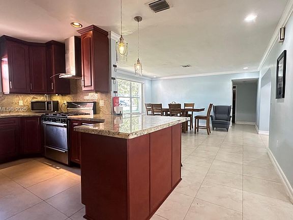 5th image of 9271 Martinique Dr