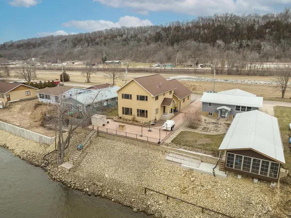 1300 Jack Oak Rd, Cassville, WI 53806