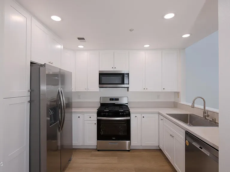 1311 Oyster Pl — Photo 3