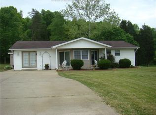 46 Deerfield Ln, Cottageville, WV 25239