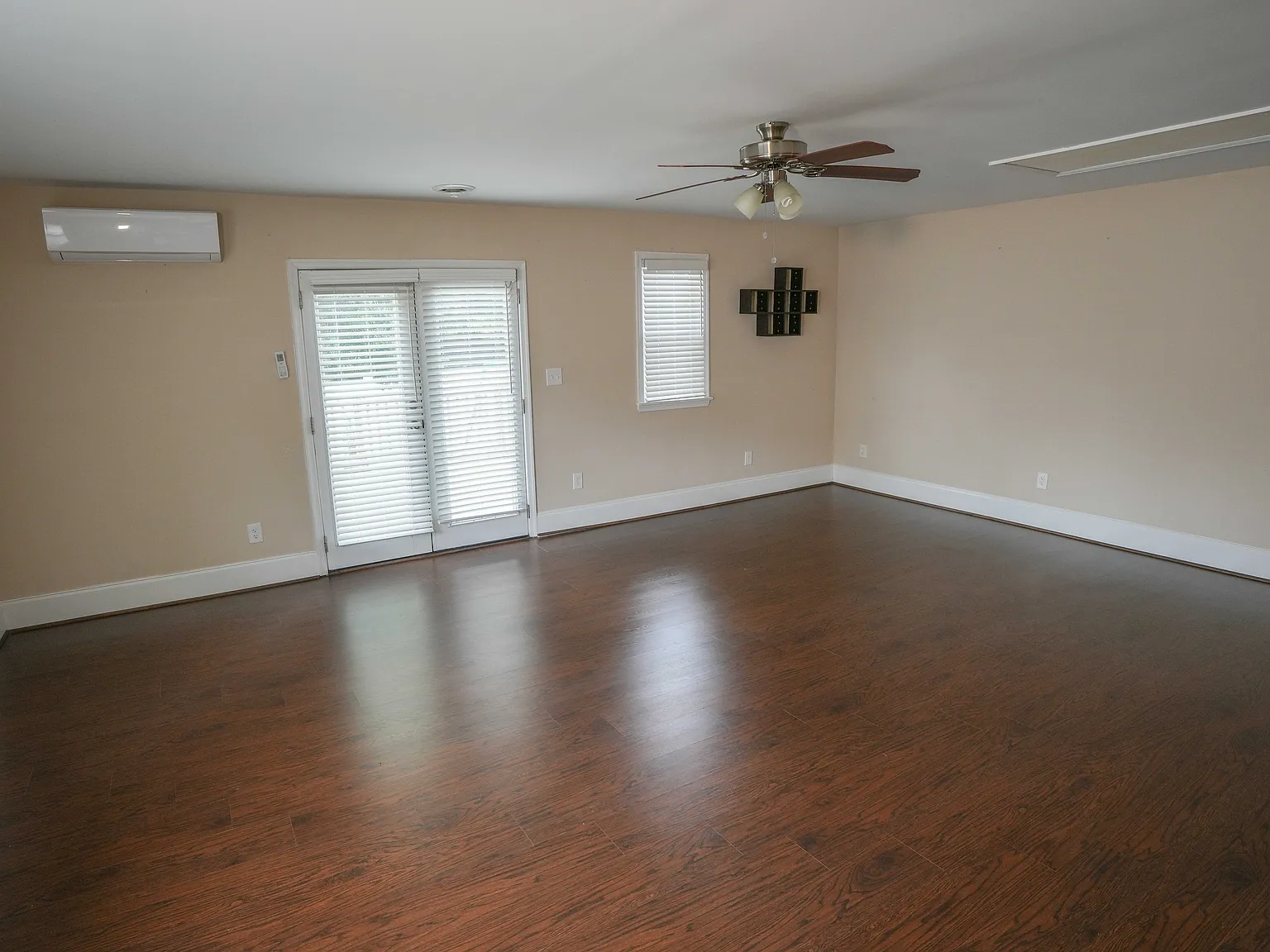 5 bed, 2479 sqft, $3,200 — Photo 3
