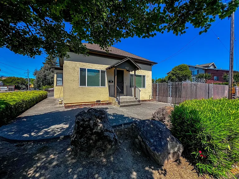 805 California Blvd — Photo 2