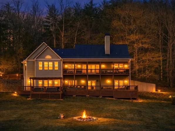 95 Hickory Ave, Blue Ridge, GA 30513