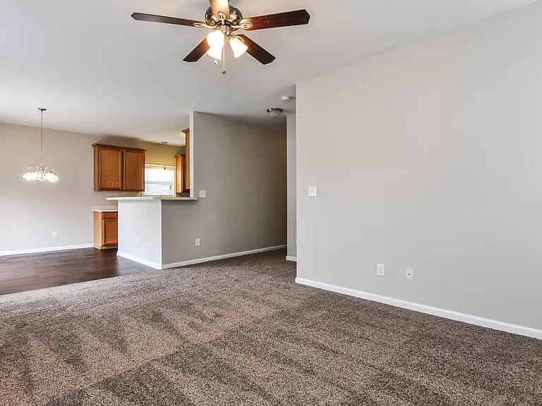16 Hollyridge Ct — Photo 3
