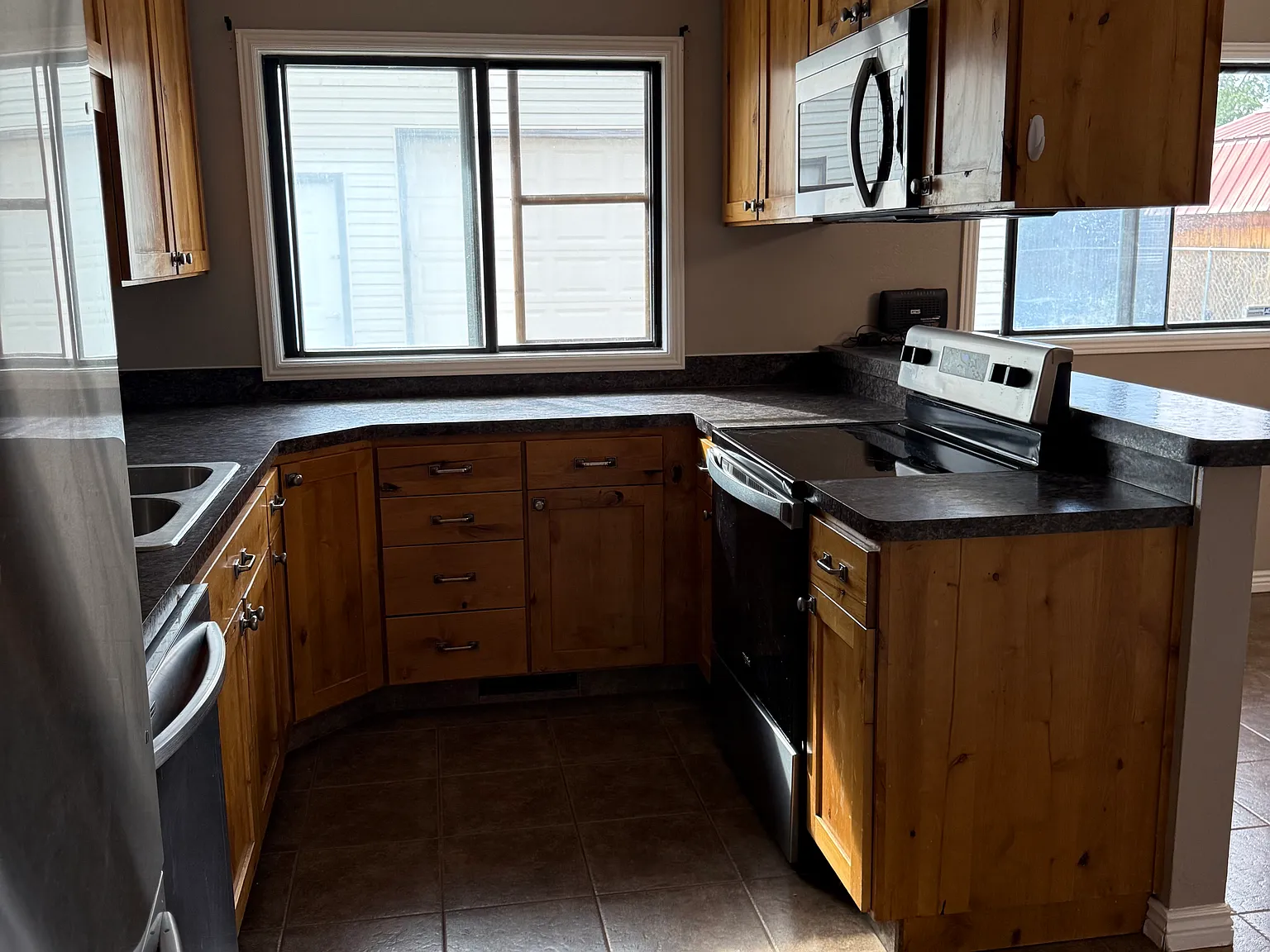 1140 Merritt Dr — Photo 3