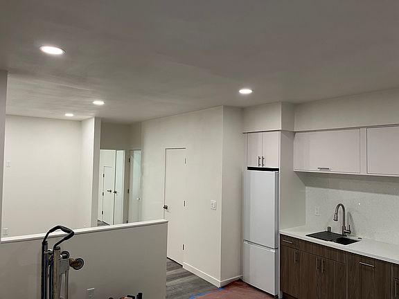 3rd image of 305 14th St #B