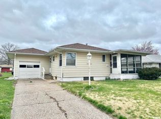 610 16th St, Silvis, IL 61282