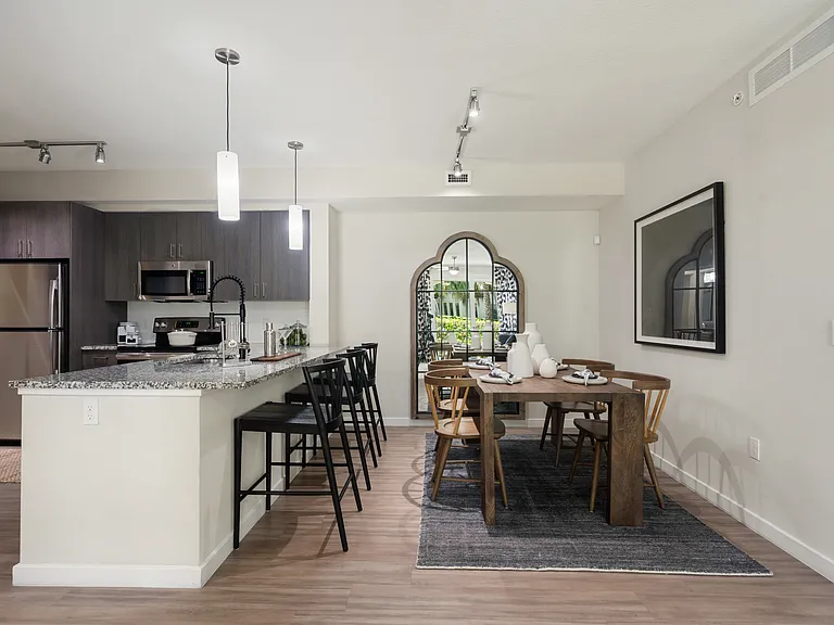 Cortland Hollywood — Photo 4