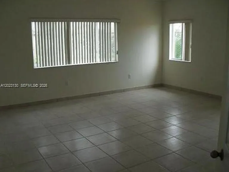 1423 NE 40th Rd #1423 — Photo 2