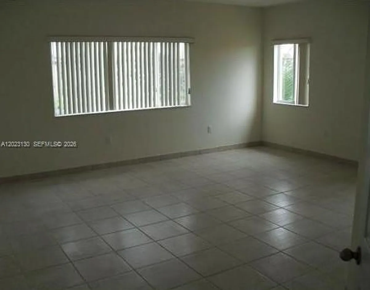 Building Photo - 1423 NE 40th Rd #1423