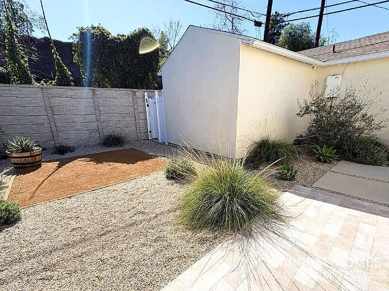 15242 Morrison St — Photo 22