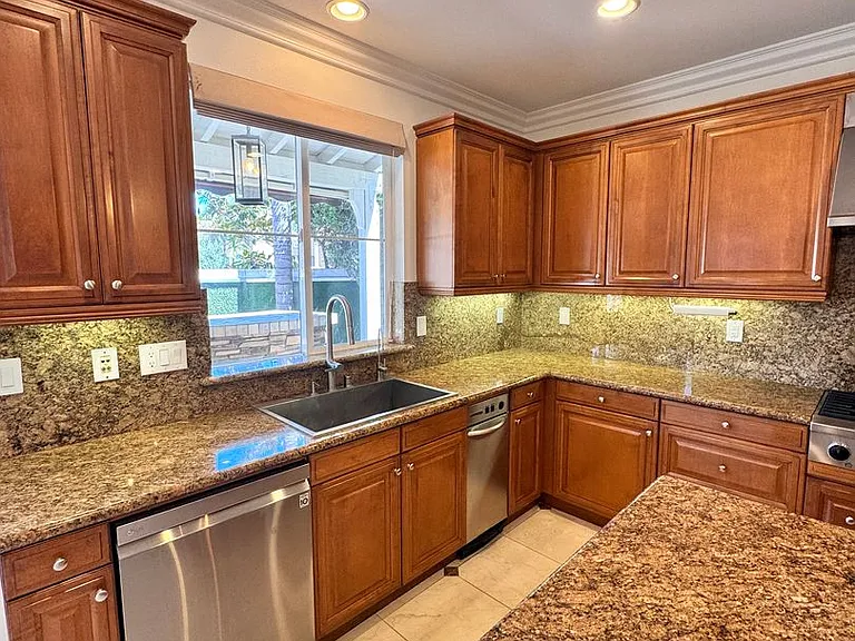 326 Manila Ave — Photo 17