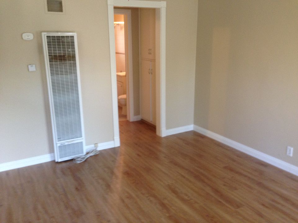 Passage to bathroom and bedroom