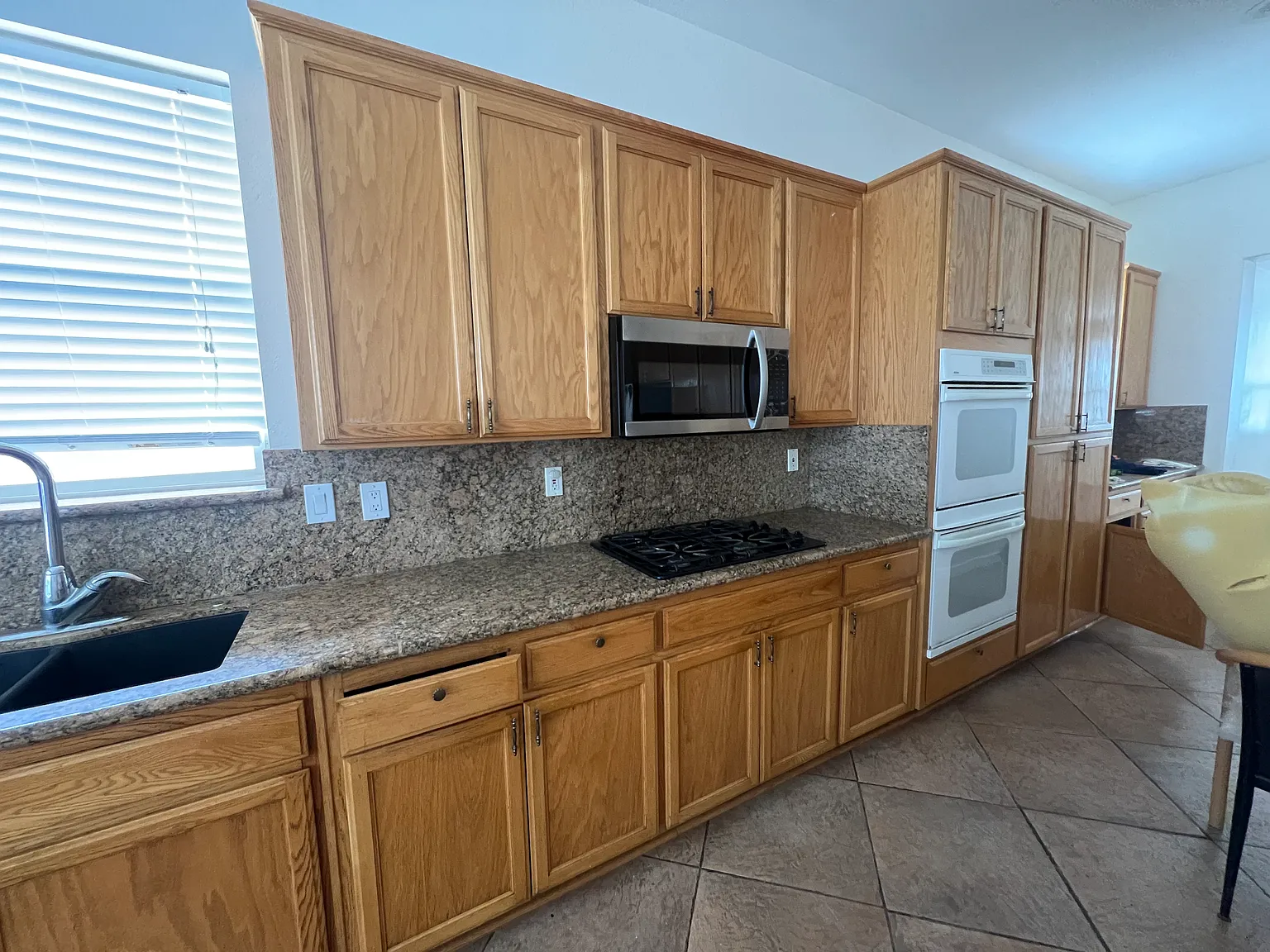 7 bed, 3635 sqft, $3,700 — Photo 3