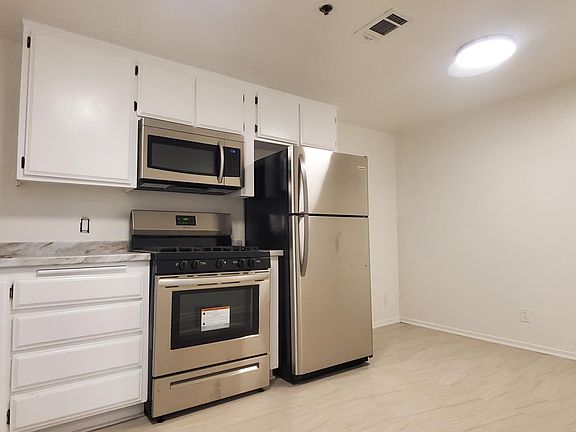 4th image of 555 Oak St #105